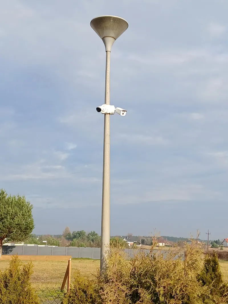 Dwie kamery CCTV na słupie