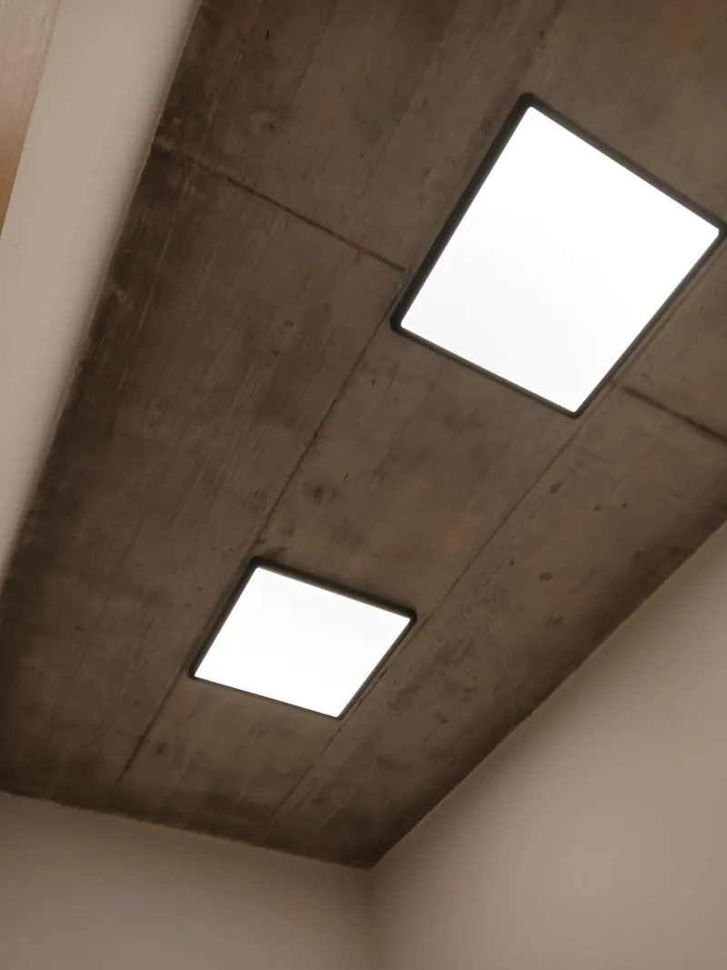 Panele LED na stropie betonowym