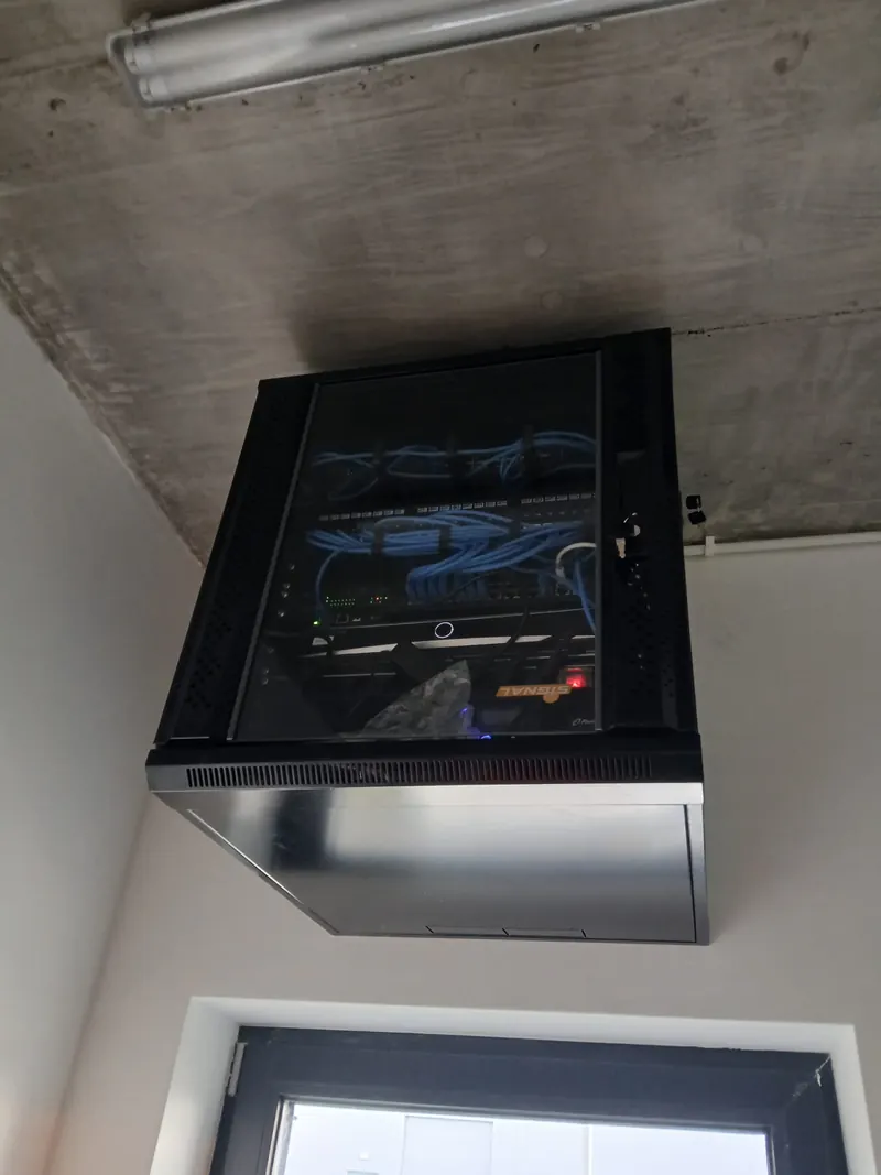 Szafa rack z okablowaniem strukturalnym
